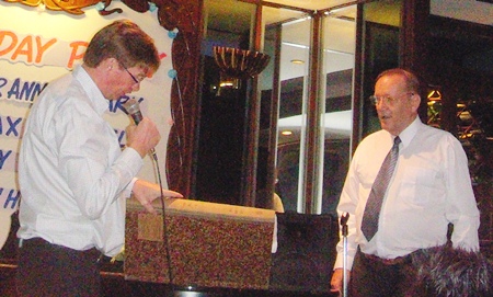 Jan Olav Aamlid presents Max Rommel with a volume of “Deutsche Allgemeine Zeitung” newspaper issues from his birth year.